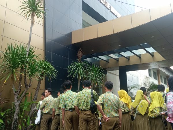 Siswa SMA Al Islam Krian Kunjungi PT Victoria Care Indonesia